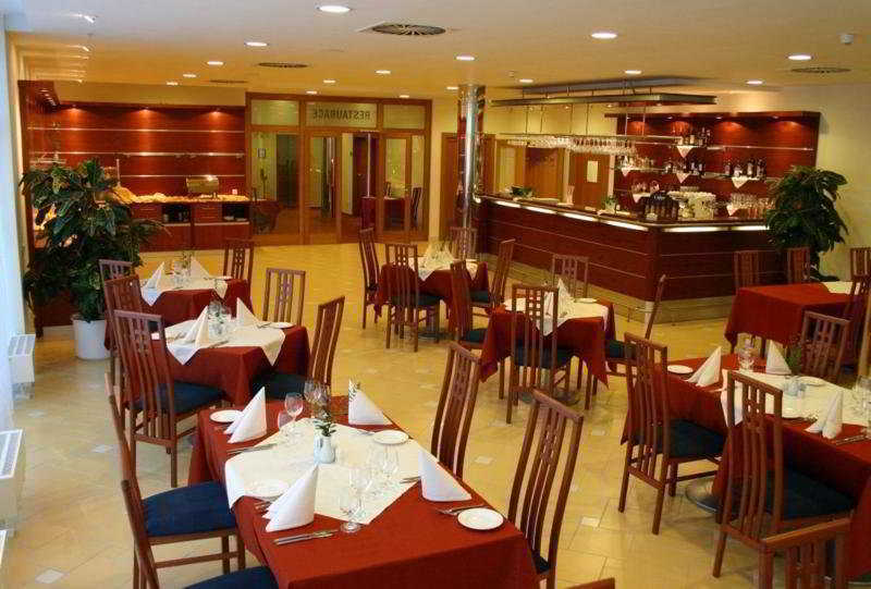 Ramada Airport Hotel Prague Restaurant photo