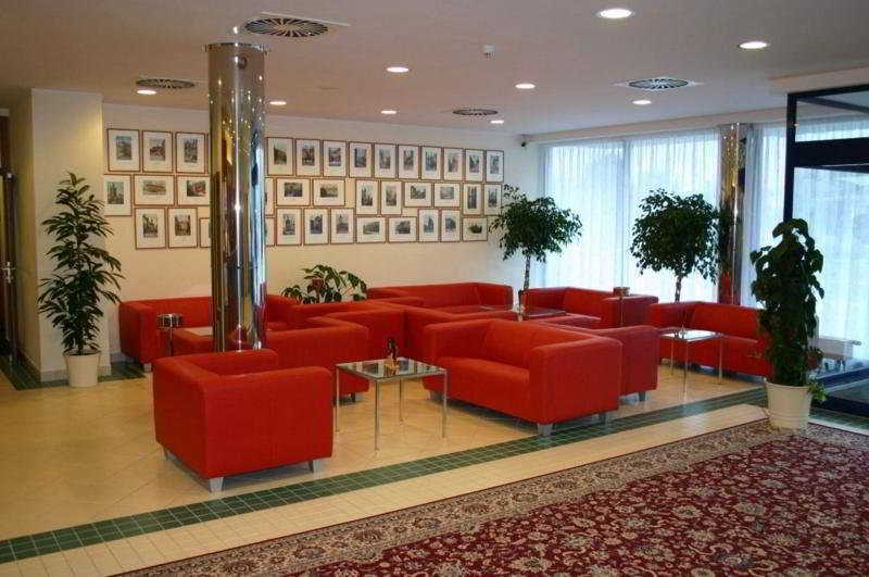 Ramada Airport Hotel Prague Interior photo