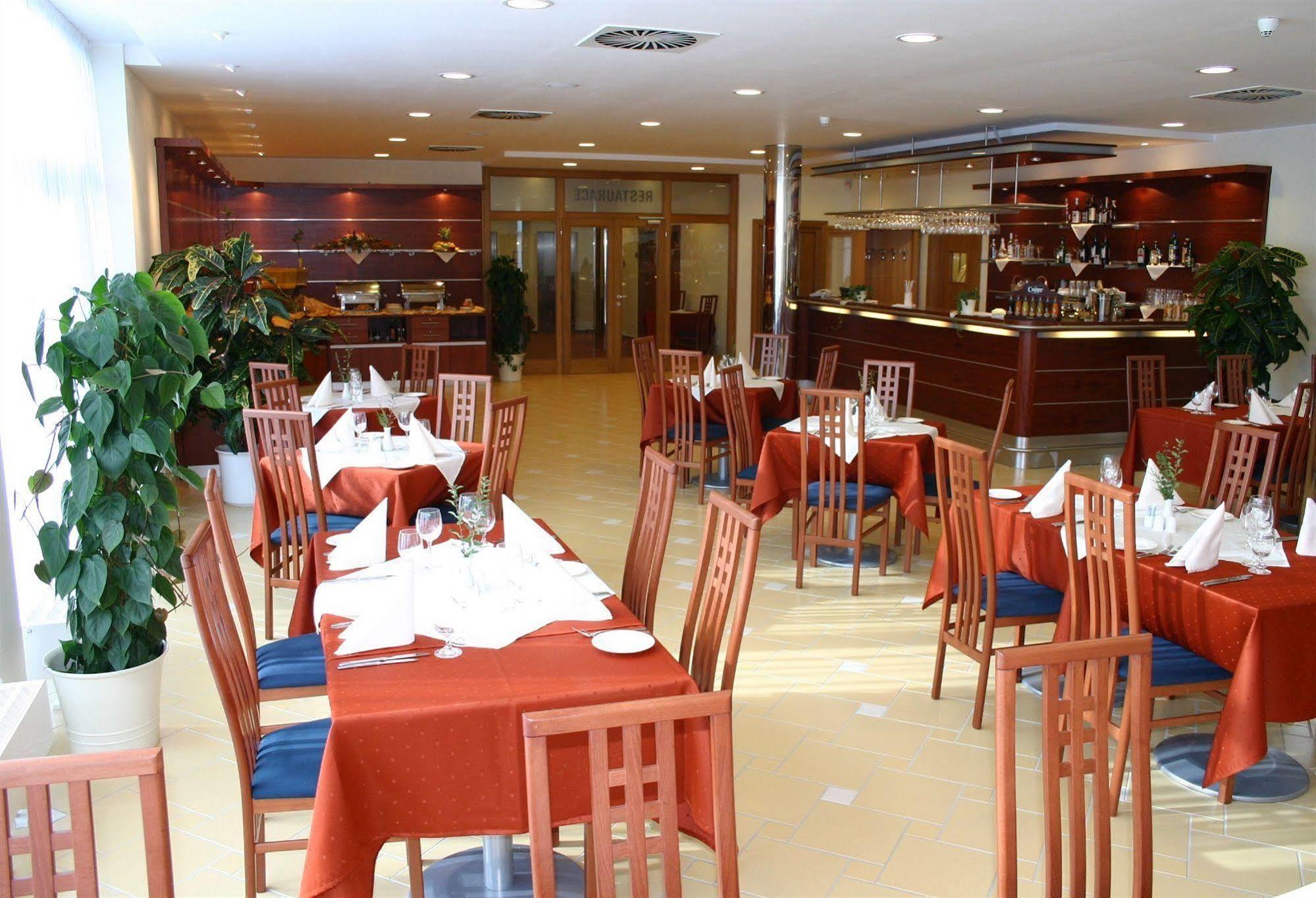 Ramada Airport Hotel Prague Restaurant photo